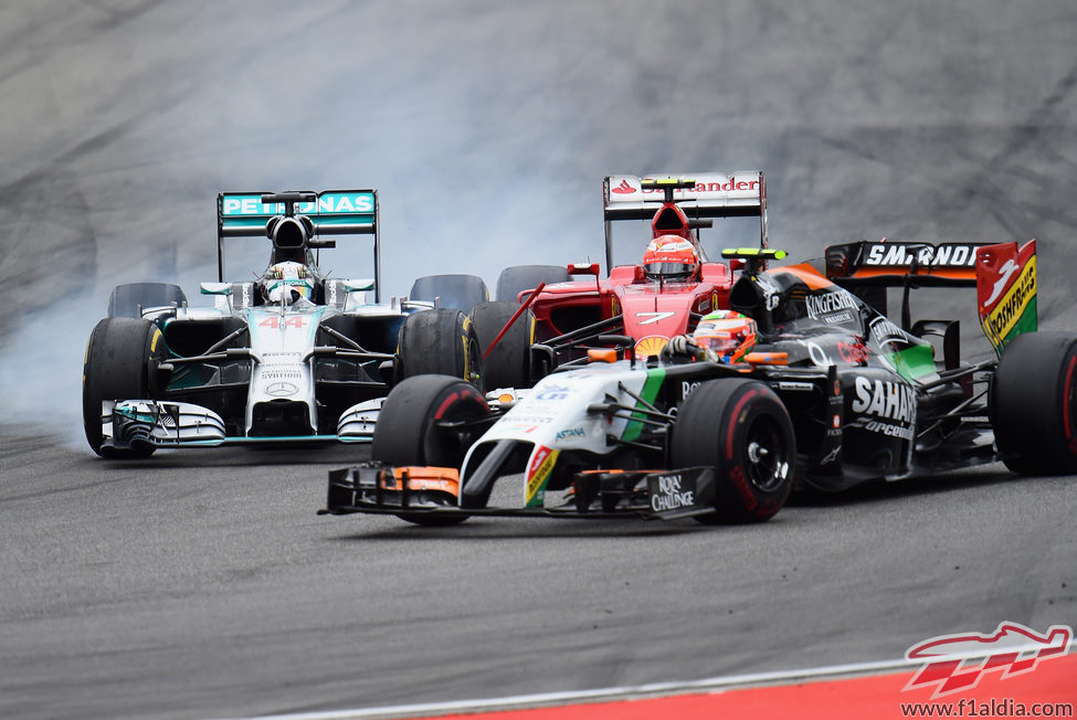 Hamilton y Pérez acorralan a Räikkönen