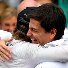 Nico Rosberg se abraza a Toto Wolff