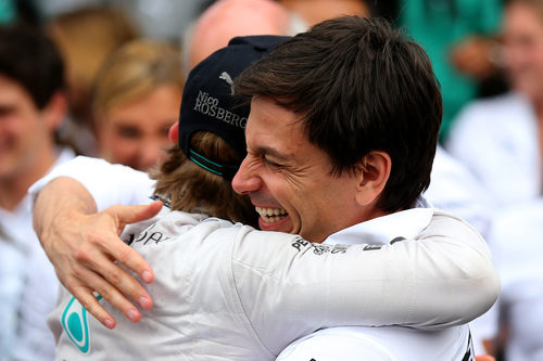 Nico Rosberg se abraza a Toto Wolff