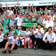 El equipo Mercedes celebra el doble podio