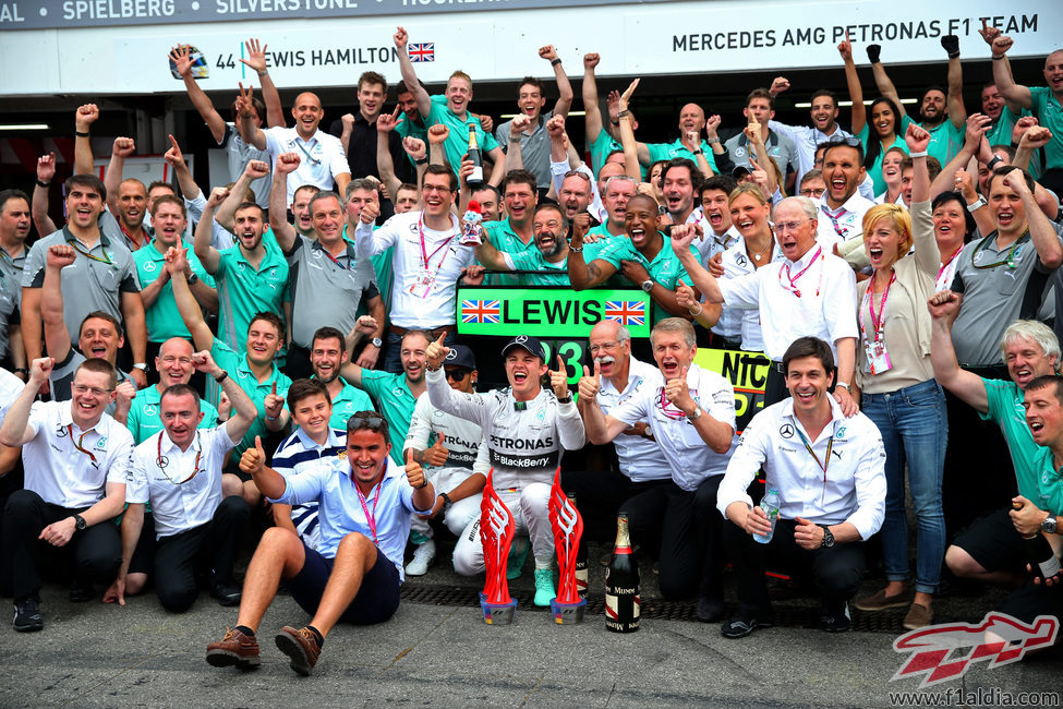 El equipo Mercedes celebra el doble podio