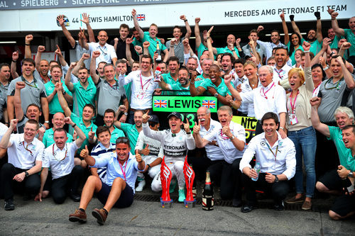 El equipo Mercedes celebra el doble podio