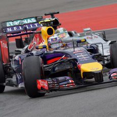 Daniel Ricciardo pelea con Lewis Hamilton