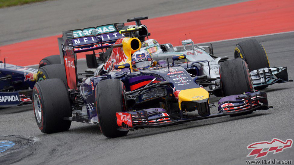 Daniel Ricciardo pelea con Lewis Hamilton