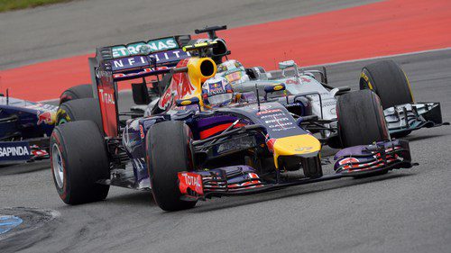 Daniel Ricciardo pelea con Lewis Hamilton