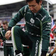 Kamui Kobayashi subiendo al coche para disputar la carrera