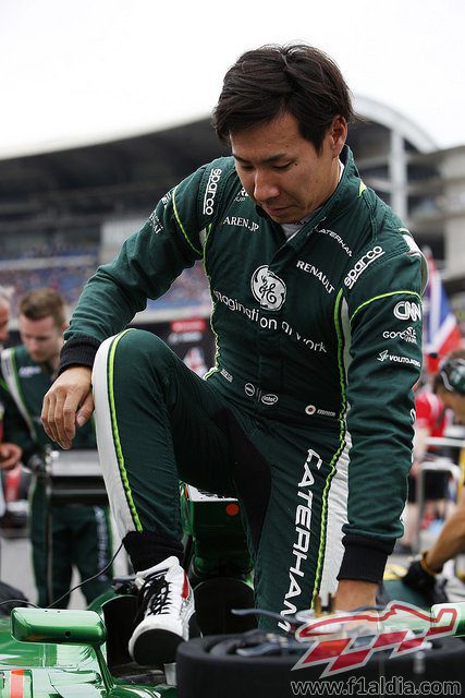 Kamui Kobayashi subiendo al coche para disputar la carrera