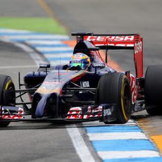 Jean-Eric Vergne regresando a la pista tras salirse en una curva