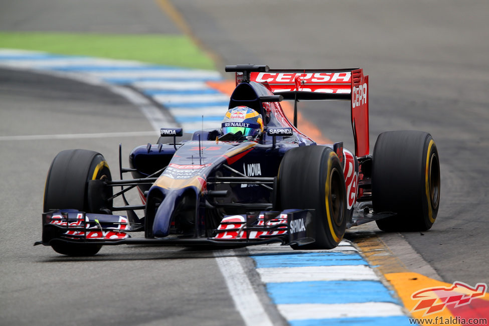 Jean-Eric Vergne regresando a la pista tras salirse en una curva