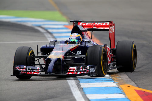 Jean-Eric Vergne regresando a la pista tras salirse en una curva