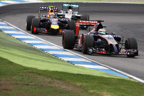 Jean-Eric Vergne a punto de ser adelantado por Ricciardo y Hamilton