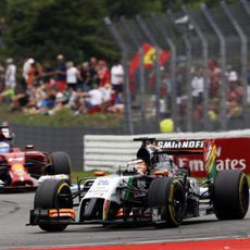 Nico Hülkenberg luchando con Fernando Alonso