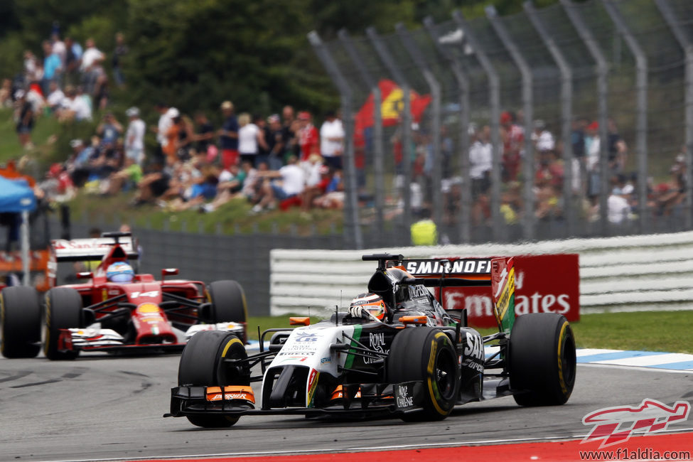 Nico Hülkenberg luchando con Fernando Alonso