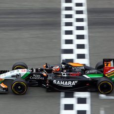 Nico Hülkenberg pasando por la línea de meta