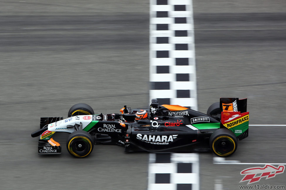 Nico Hülkenberg pasando por la línea de meta