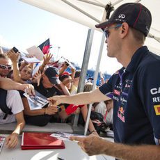 Sebastian Vettel firma autógrafos en Hungría