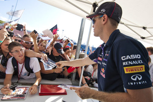 Sebastian Vettel firma autógrafos en Hungría