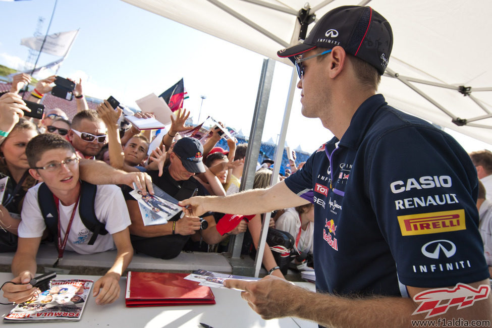 Sebastian Vettel firma autógrafos en Hungría