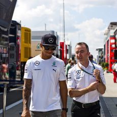 Lewis Hamilton pasea por el paddock