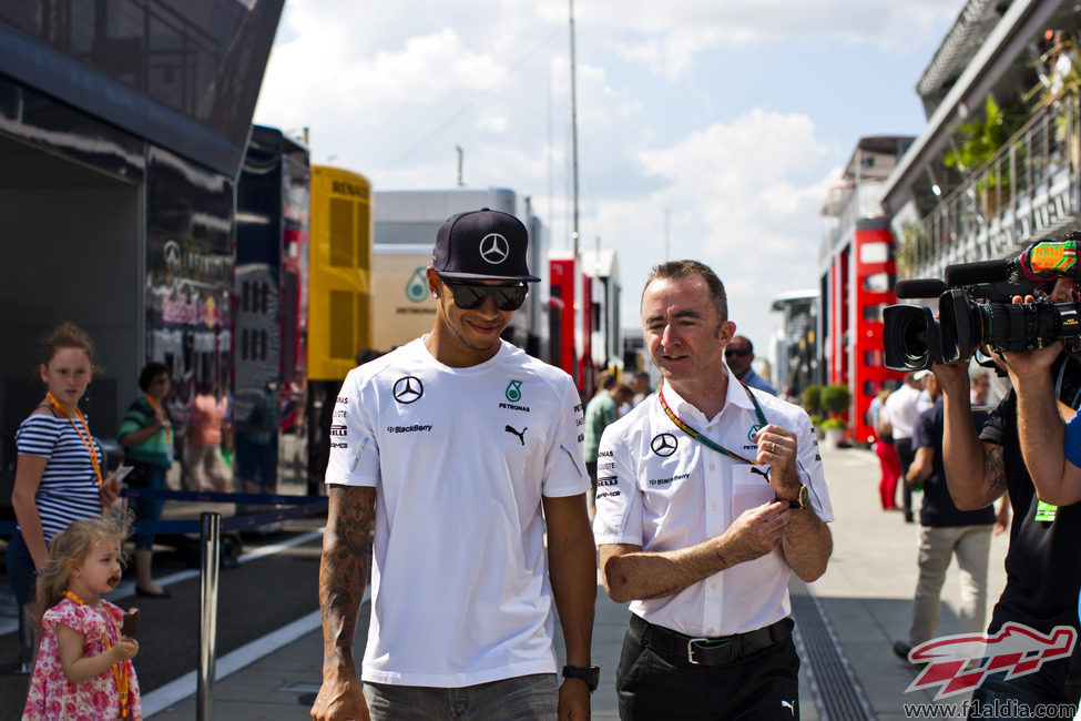 Lewis Hamilton pasea por el paddock