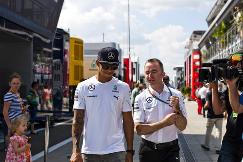 Lewis Hamilton pasea por el paddock