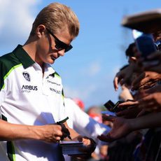 Marcus Ericsson atiende a sus fans en el Hungaroring