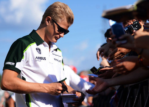 Marcus Ericsson atiende a sus fans en el Hungaroring