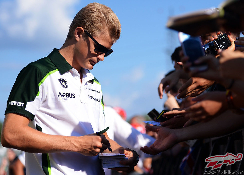 Marcus Ericsson atiende a sus fans en el Hungaroring