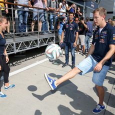 Sebastian Vettel y Daniel Ricciardo se entrenan dando toques