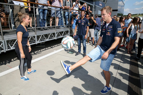 Sebastian Vettel y Daniel Ricciardo se entrenan dando toques