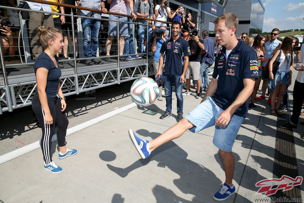 Sebastian Vettel y Daniel Ricciardo se entrenan dando toques