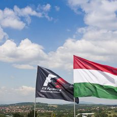 La bandera de Hungría ondea junto a la de la F1