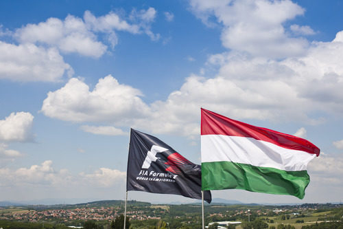 La bandera de Hungría ondea junto a la de la F1