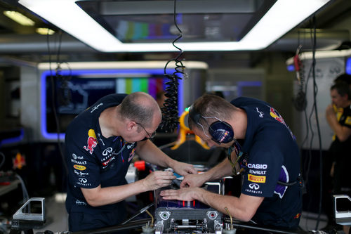 Red Bull trabaja en boxes en Hungría