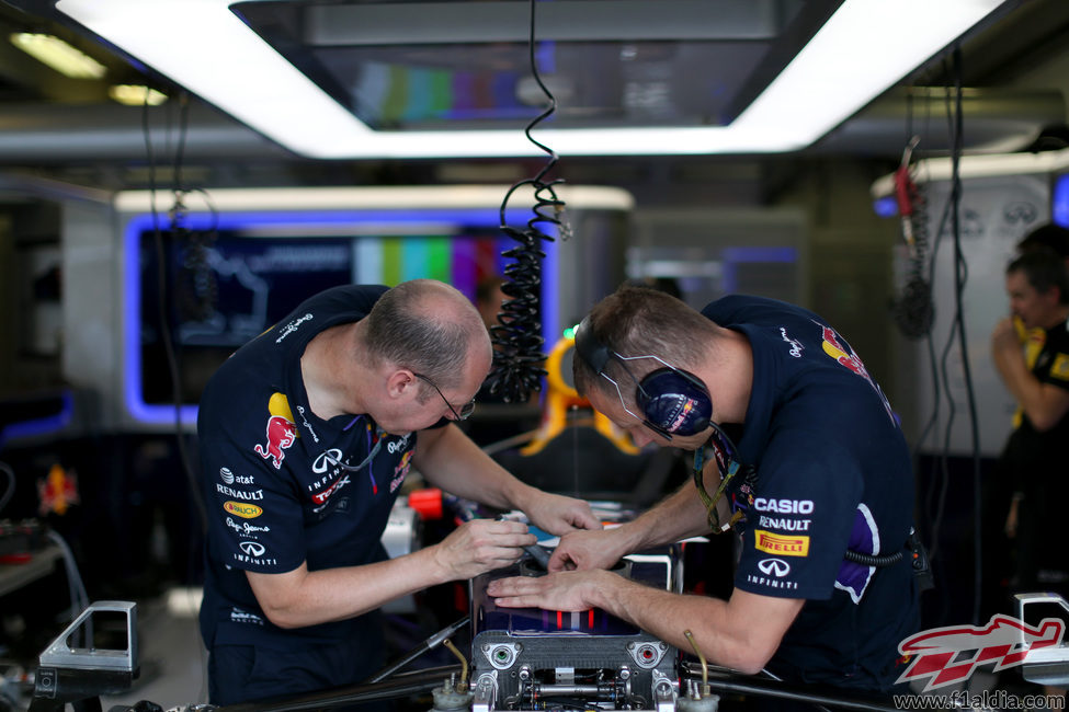 Red Bull trabaja en boxes en Hungría