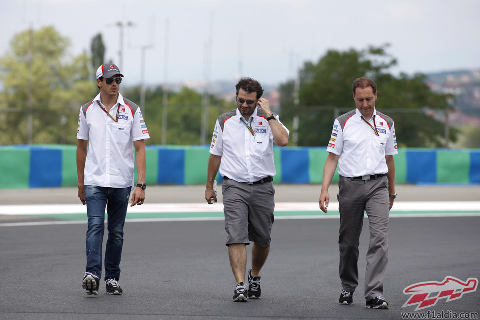 Adrian Sutil da una vuelta al trazado con el equipo