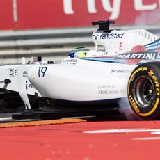 Pequeña salida de pista de Felipe Massa