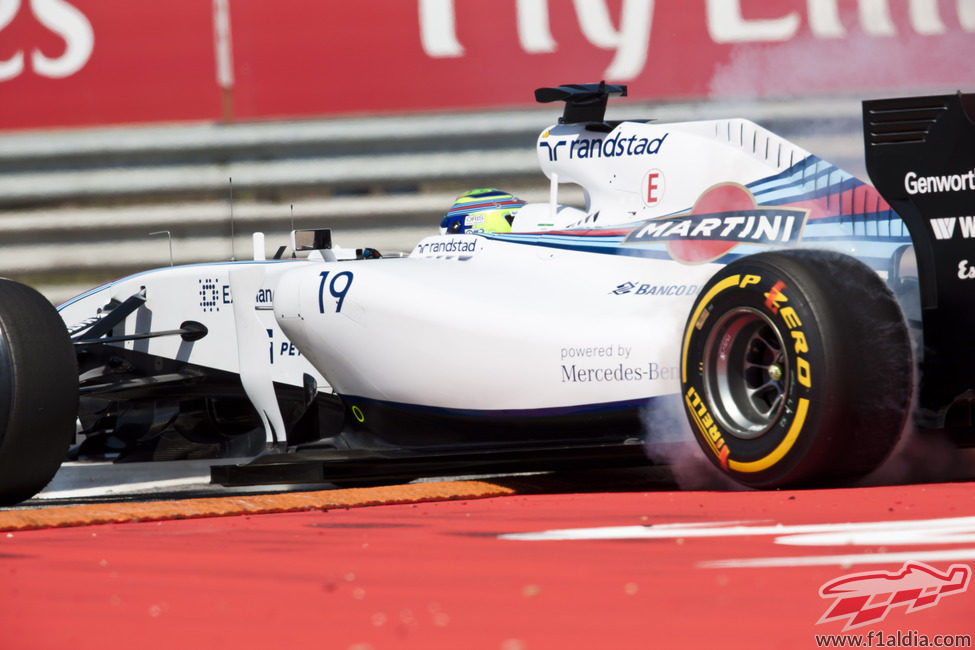 Pequeña salida de pista de Felipe Massa