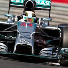 Lewis Hamilton arranca con fuerza en Hungría