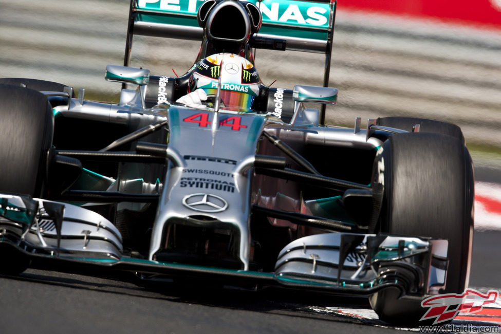 Lewis Hamilton arranca con fuerza en Hungría