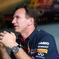 Christian Horner, muy atento y serio