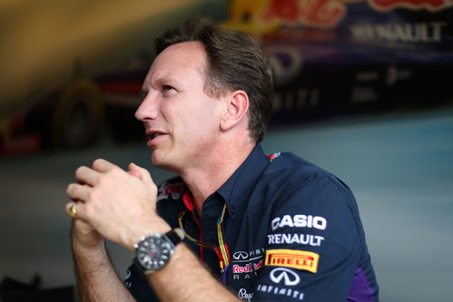 Christian Horner, muy atento y serio