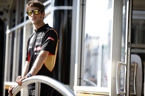 Romain Grosjean coge aire antes de la sesión del viernes