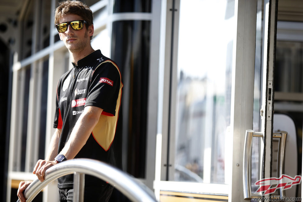 Romain Grosjean coge aire antes de la sesión del viernes