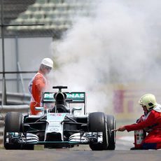 Un incendio en el coche de Lewis Hamilton