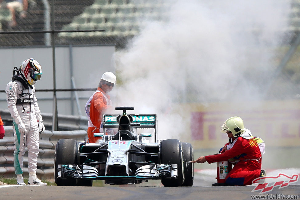 Un incendio en el coche de Lewis Hamilton