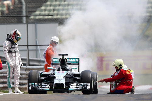 Un incendio en el coche de Lewis Hamilton