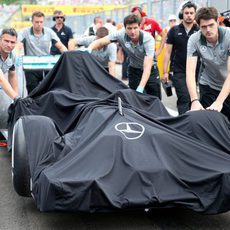 El coche de Lewis Hamilton, tapado tras el incendio