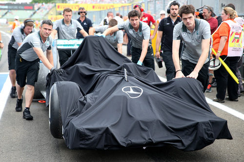 El coche de Lewis Hamilton, tapado tras el incendio