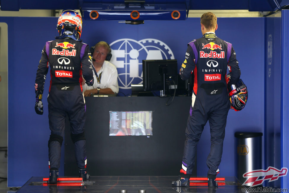 Sebastian Vettel y Daniel Ricciardo se pesan tras la clasificación